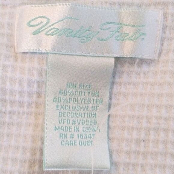 Vanity Fair and Elizabeth Arden Robe and Slippers Spa Bundle - Picture 8 of 11